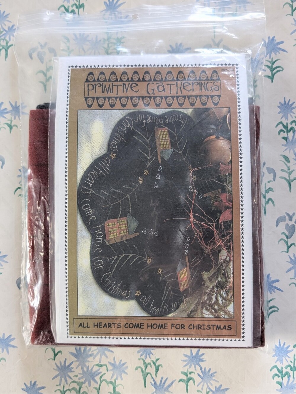 Primitive Gatherings All Hearts Come Home For Christmas Table Mat Kit NEW Wool